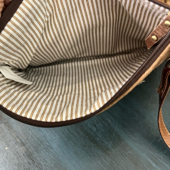 VAAN & CO Leather crossbody with animal print and charms. - Picture 7 of 9